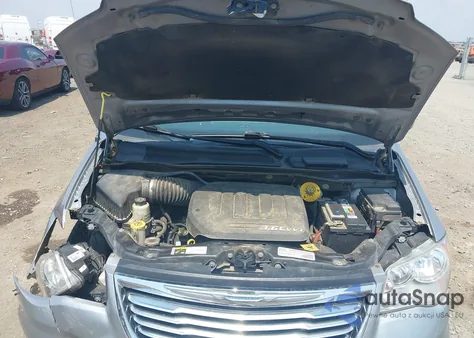 2016 Chrysler Town & Country Touring z USA, uszkodzony, nr VIN 2C4RC1BG0GR291145